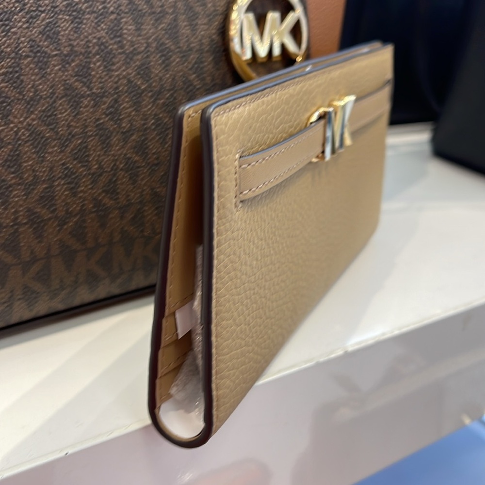 Michael Kors Reed Large Bifold Pebbled Leather Snap Wallet Card Case 
Camel 
NWT - Picture 3 of 16